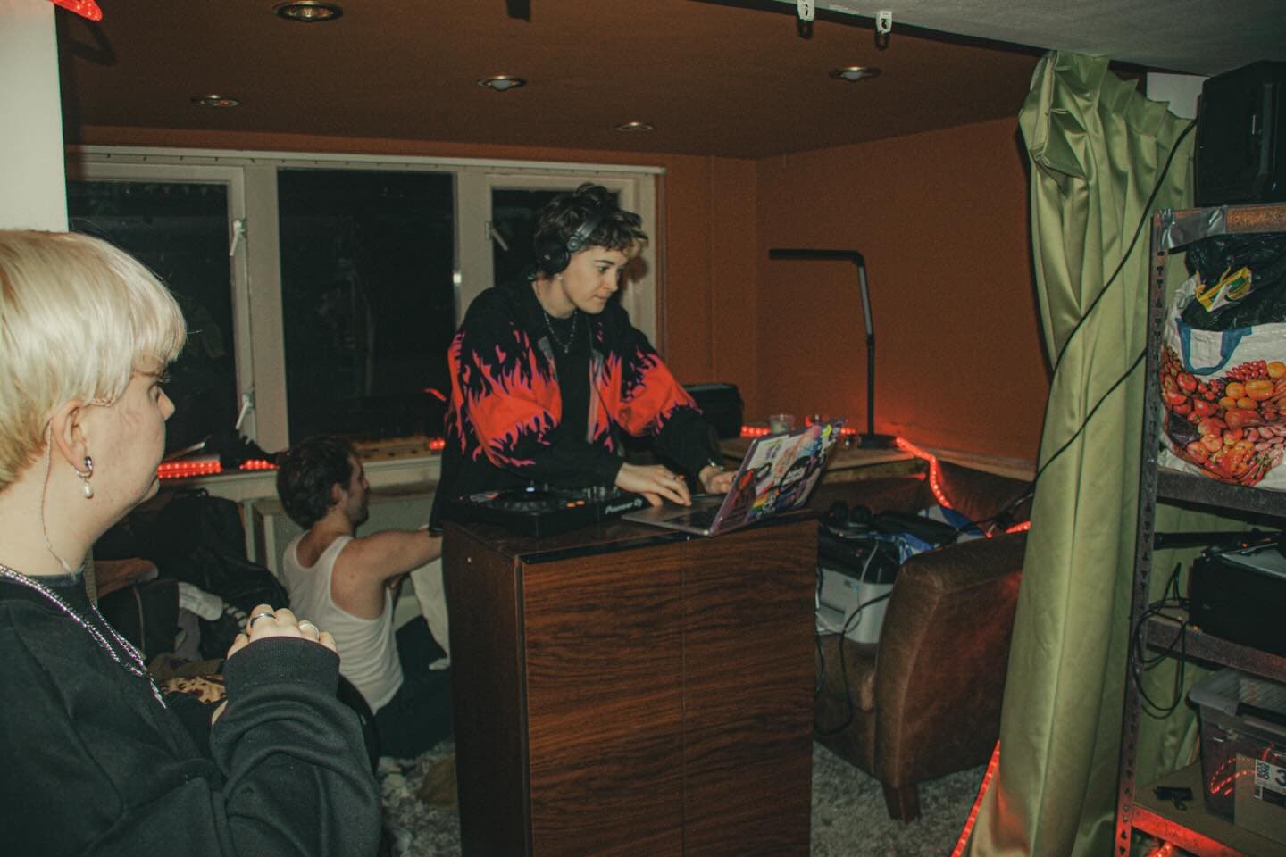 Een DJ draait platen tijdens een De Salon-avond