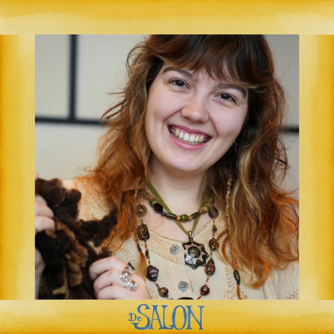 Lachend De Salon-lid met lagen handgemaakte sieraden